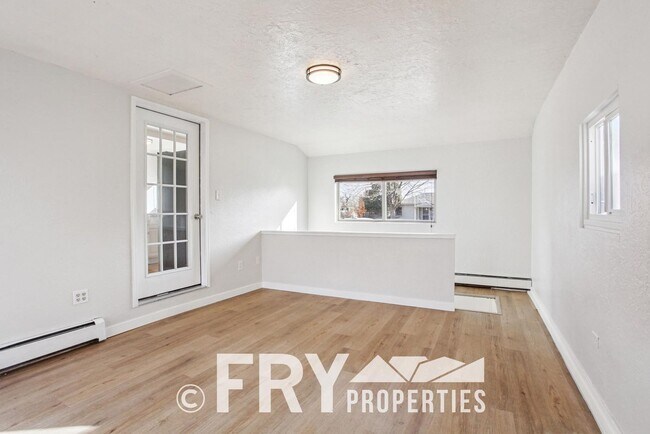 Building Photo - Spacious Sunnyside Home with Huge Yard