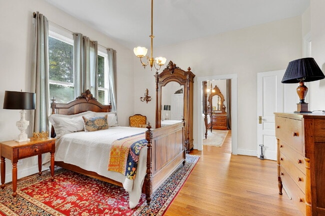 Building Photo - Beautiful Furnished 3 Bedroom Home in Historic District