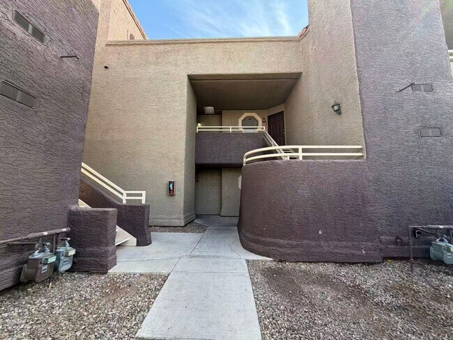 Building Photo - Charming two-story condo with 2 bedrooms