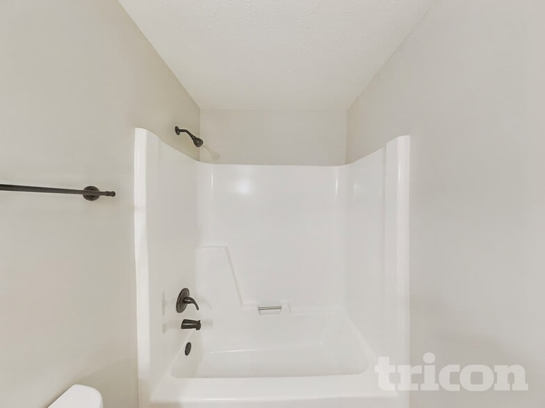 Building Photo - 210 Rollingwood Ct