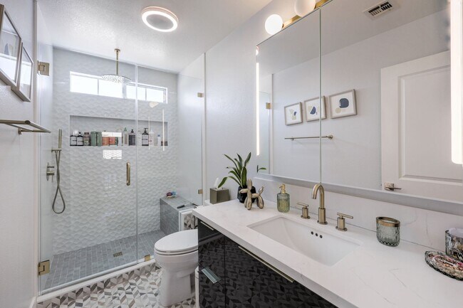 Building Photo - Newly Upgraded 4 Bedroom Home