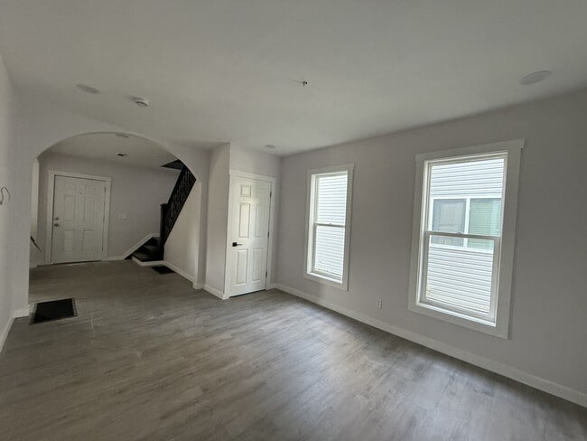 Building Photo - 421 Catherine St