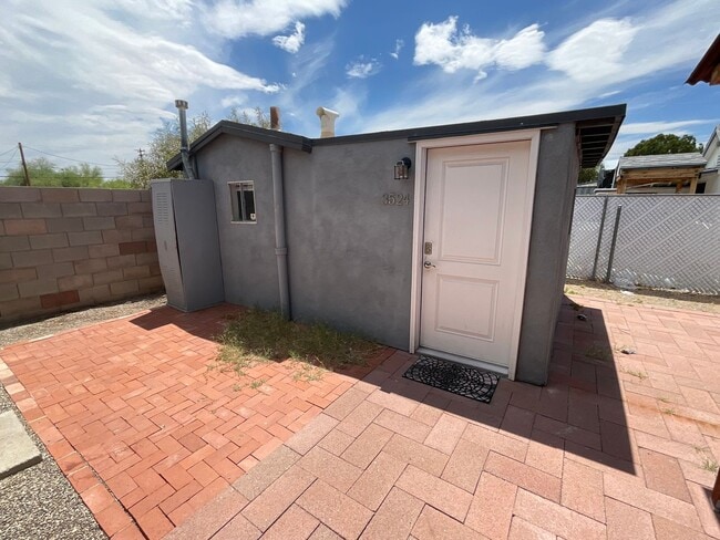 Building Photo - Central Tucson, close to University of Ari...