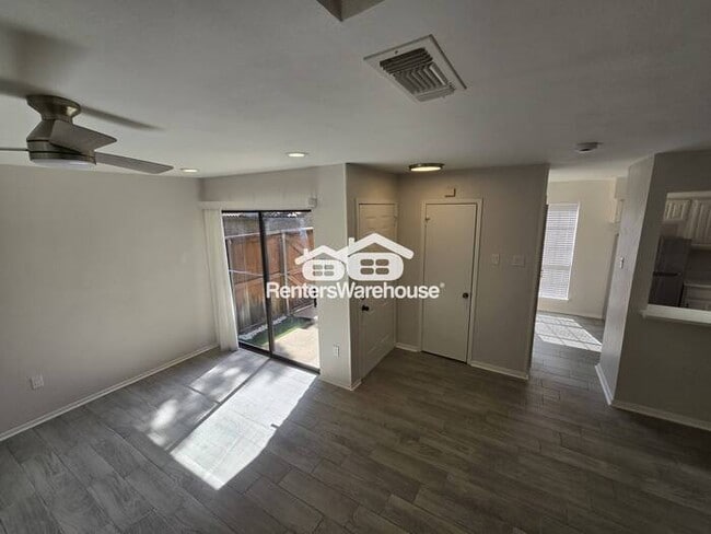 Building Photo - FOR RENT - MOVE IN READY - 2  BEDS 1.5 BAT...