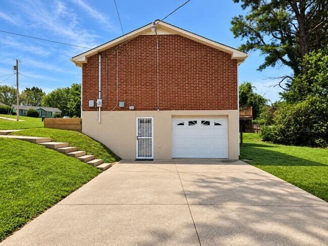 Building Photo - 720 Ranch Hill Dr