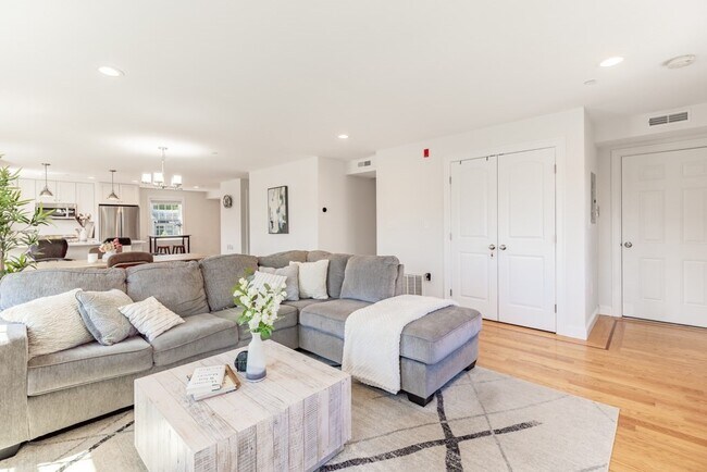 Building Photo - 10 Allen Ct