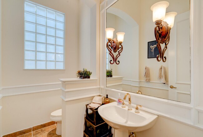 Building Photo - 119 Esperanza Way