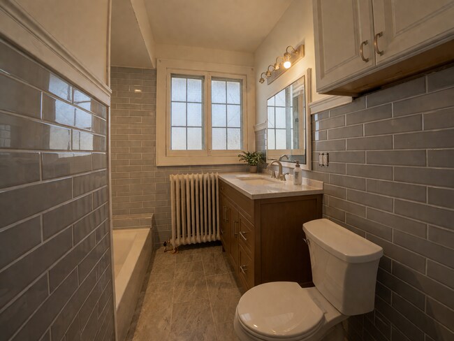 Building Photo - 2222 E Park Pl