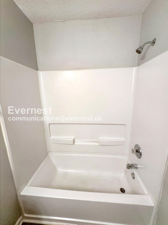 Building Photo - 8616 Thomas Ln