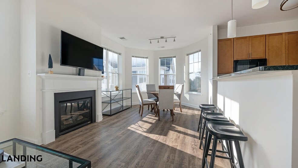 Building Photo - 909 Mansion Dr