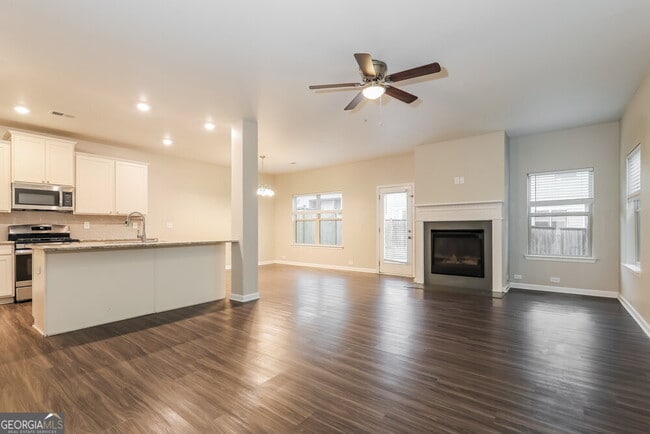 Building Photo - 3949 Lake Manor Way