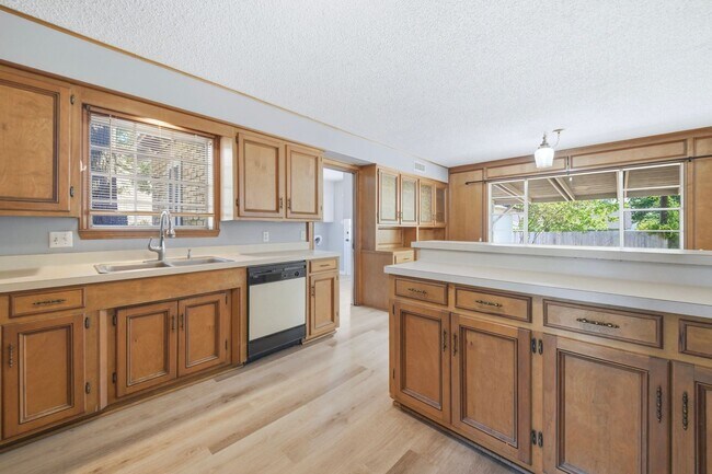 Building Photo - 2508 Memorial Dr