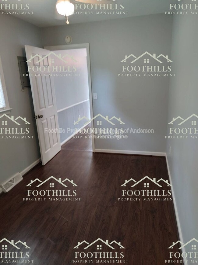 Building Photo - 213 Lake Forest Cir