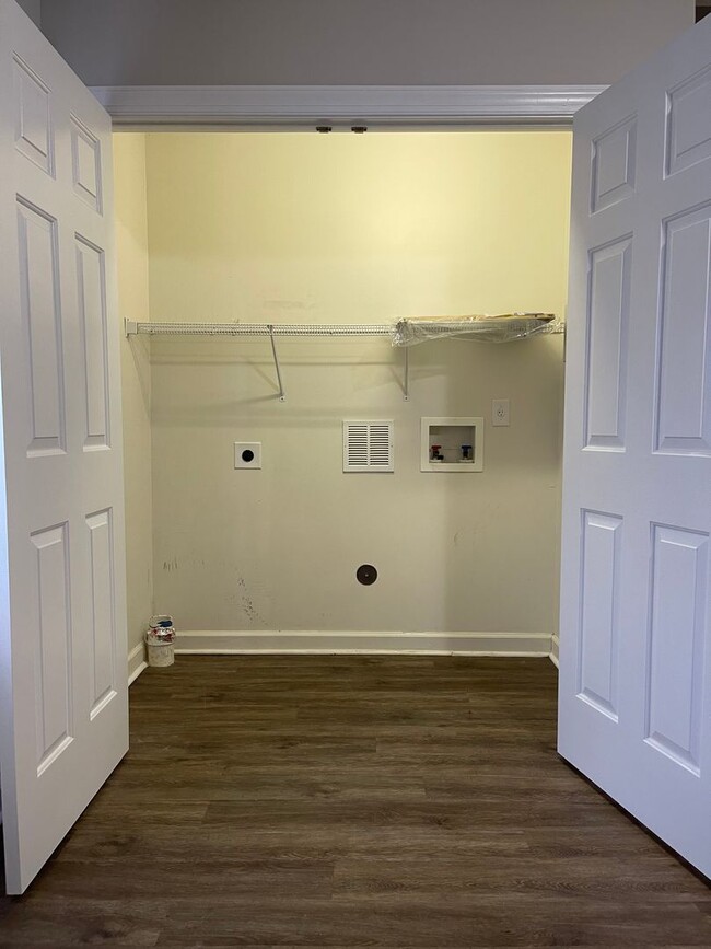 Building Photo - Splendid on Springwood