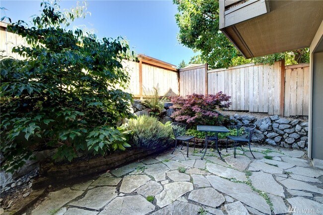 Building Photo - 6533 35th Ave NE