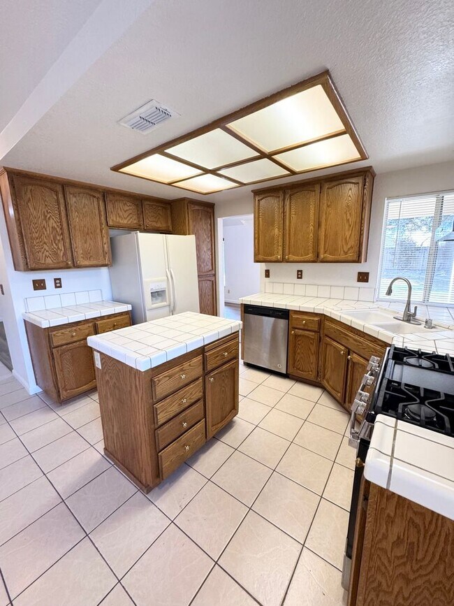 Building Photo - Freshly Painted 3 Bedroom + Loft in Desirable Elk Grove Neighborhood