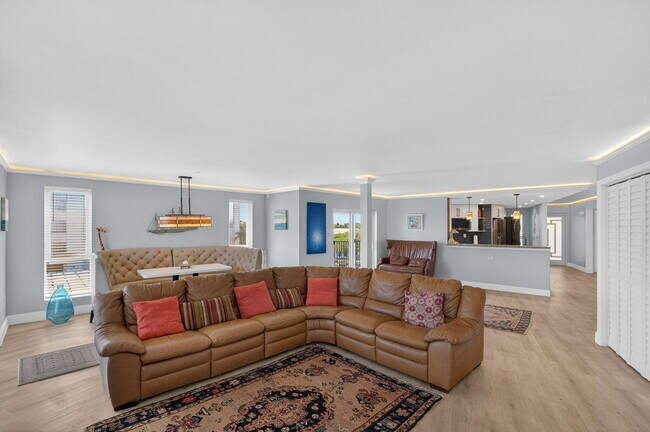 Building Photo - 8125 Crespi Blvd