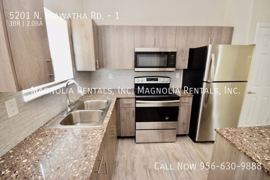 Building Photo - 5201 N Hiawatha Dr