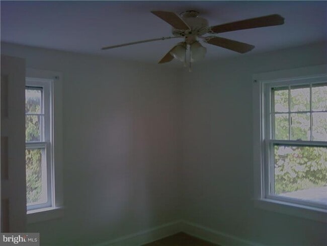 Building Photo - 922 Delmont Dr