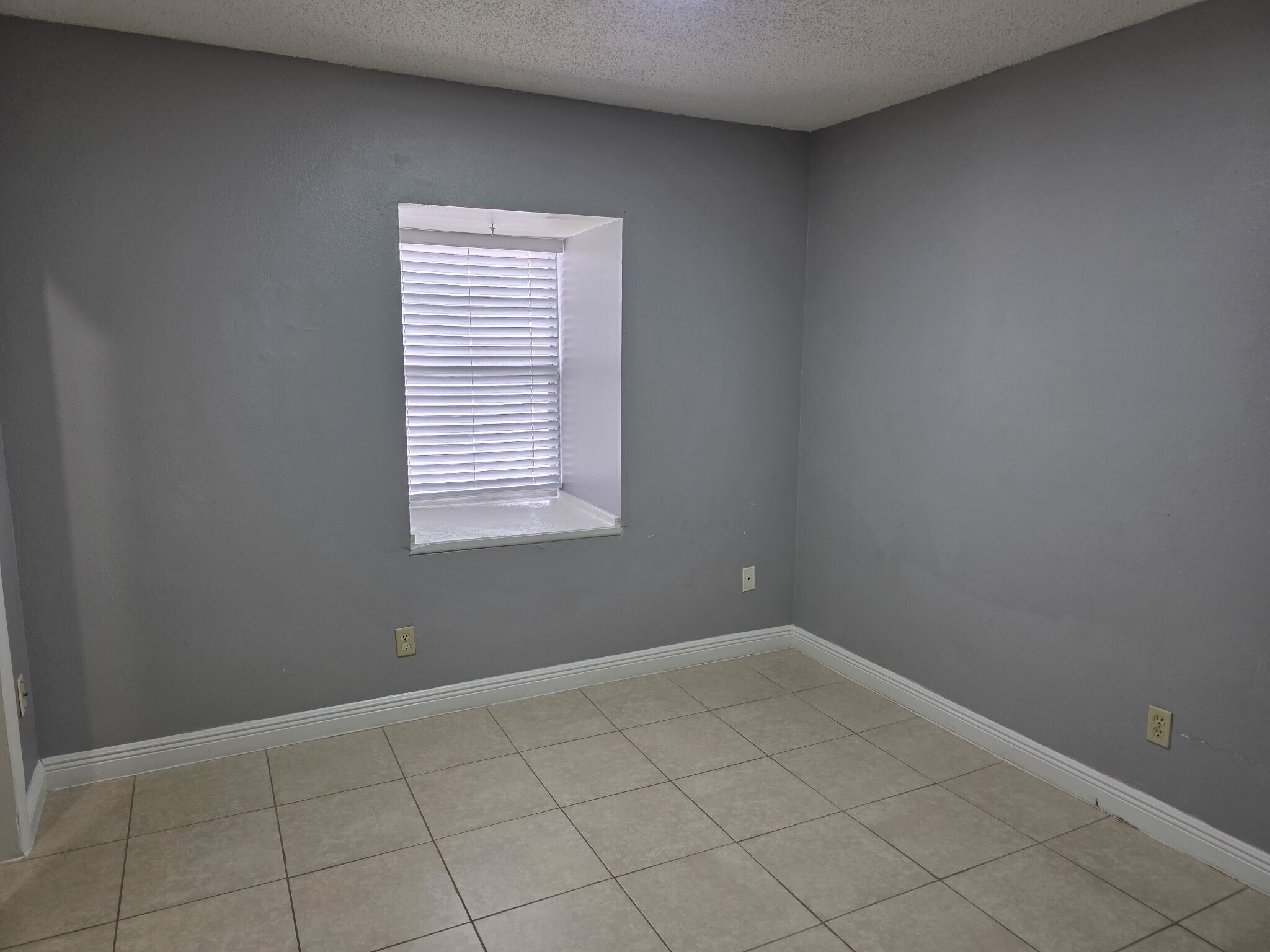 Building Photo - 9004 Tudor Dr