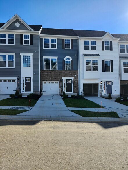 Building Photo - 7705 Meander Ct N