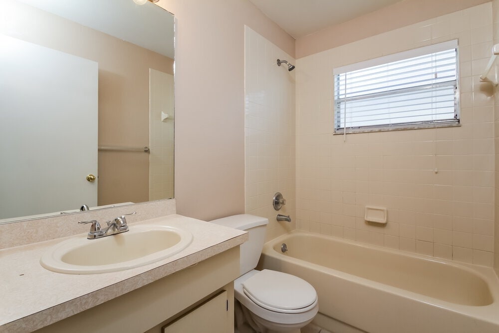 Building Photo - 12906 Longcrest Dr