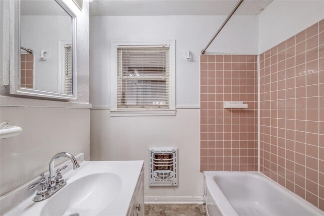 Building Photo - 611 Genard St