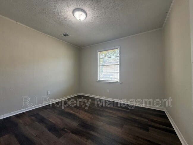 Building Photo - 1242 Airways Blvd