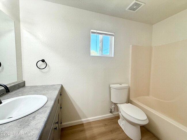 Building Photo - 564 Lincoln Ave