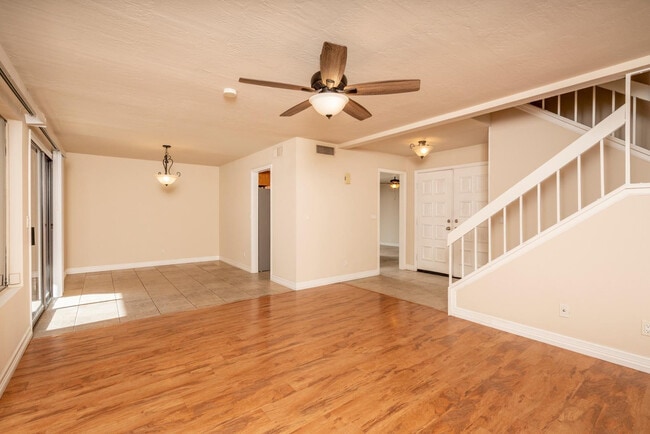 Building Photo - 1656 N Sierra Vista Dr