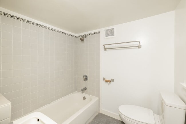 Building Photo - Available Northbrae Garden Cottage!