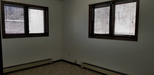 Building Photo - Large 2+ Bedroom home with a country setting