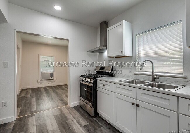 Building Photo - 611 Rochambeau St