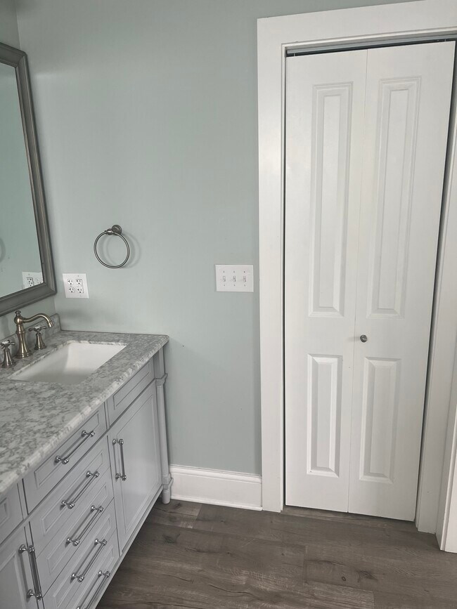Main Bathroom - 1059 Hosbrook St