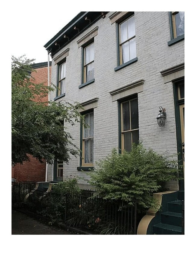 Building Photo - 212 E 5th St