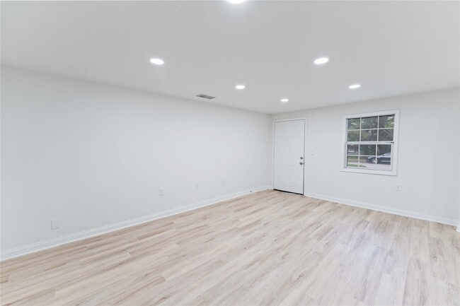 Building Photo - 2101 W Gulf St