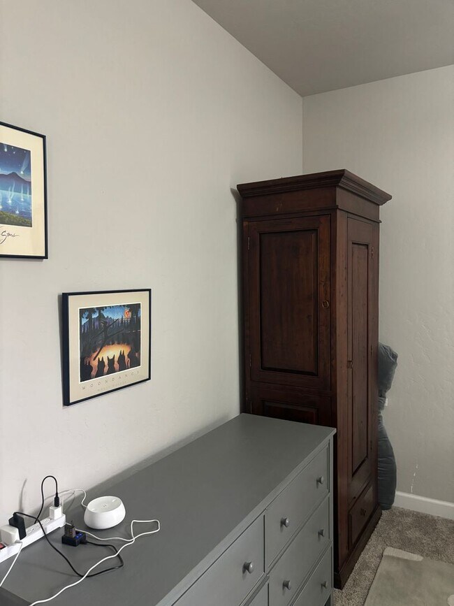 Building Photo - Charming 4 Bedroom 2.5 bath house in a Gat...