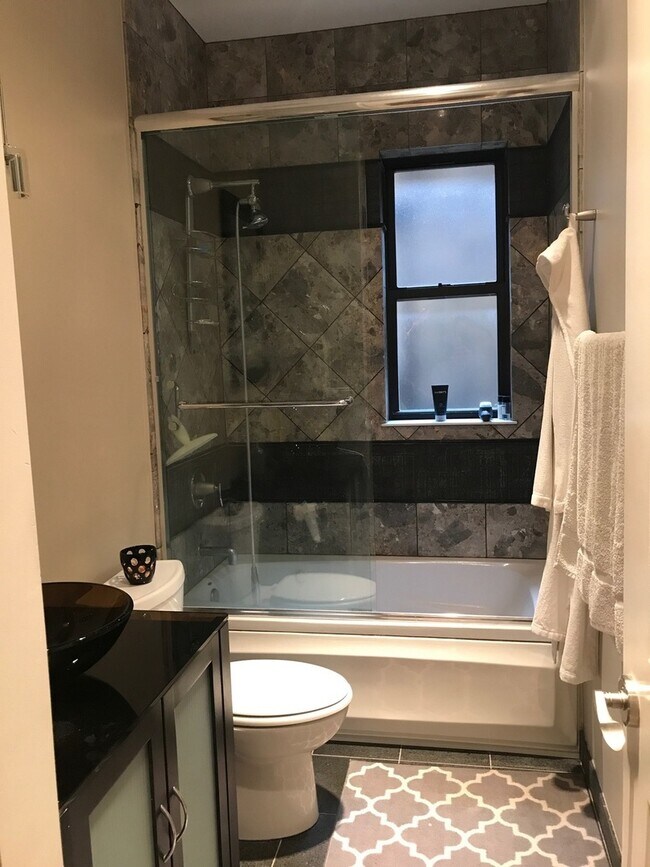 Building Photo - 2430 N Geneva Terrace