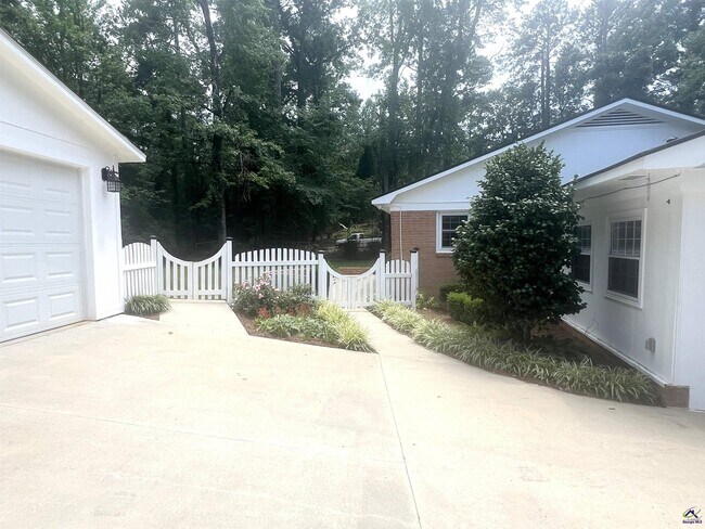 Building Photo - 1943 Birchwood Way