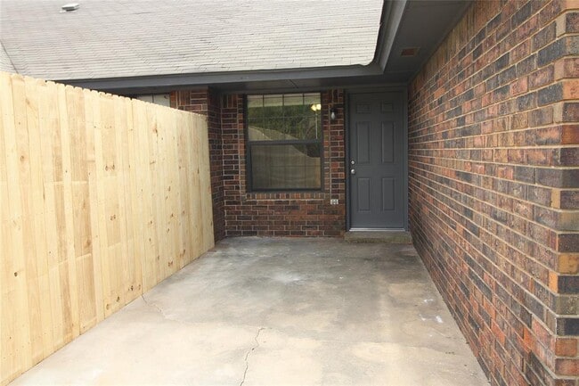 Building Photo - 225 Skylark Ct