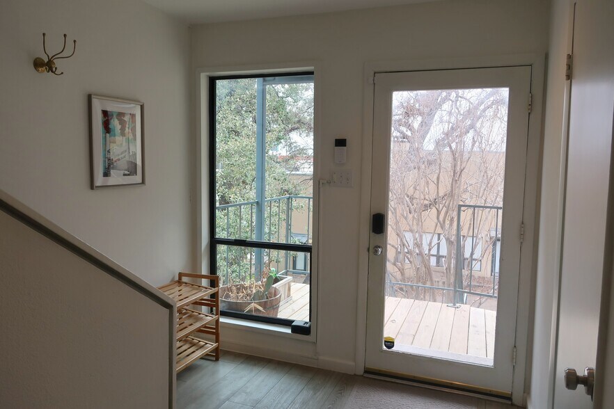 Building Photo - 1106 W 6th St