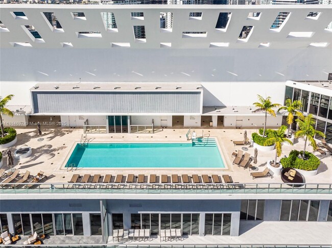 Building Photo - 1300 Brickell Bay Dr
