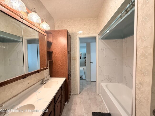 Building Photo - 629 Clay Ave