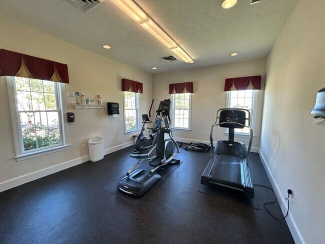 Building Photo - 2157 Kennington Pkwy N