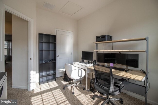 Building Photo - 4658 Hudson St