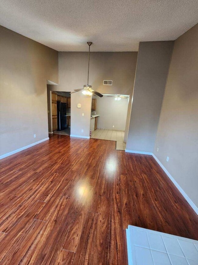 Building Photo - Spacious 2 bedroom 2 bath condo with Laundry Inside!!!