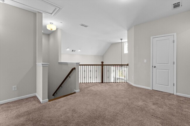Building Photo - 1024 Moorewood Ln S E