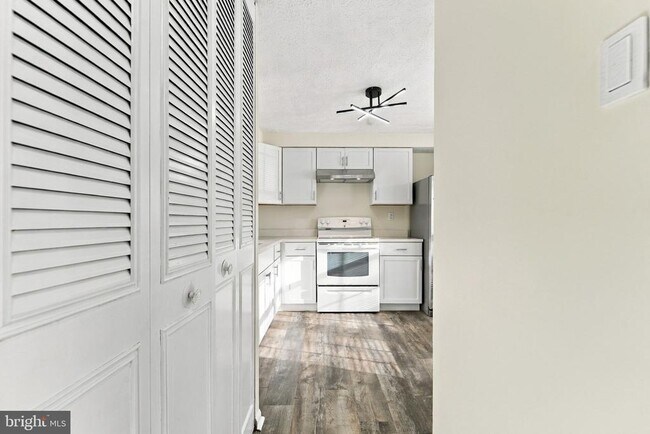 Building Photo - 8 Victoria Manor Ct