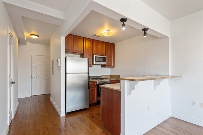 Building Photo - PERFECT ONE BEDROOM APT