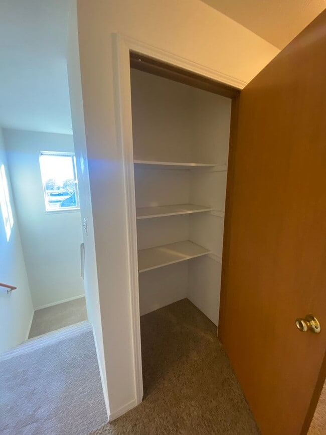 Building Photo - Don't miss this 4 Bedroom 1 1/2 Bath Northside Condo